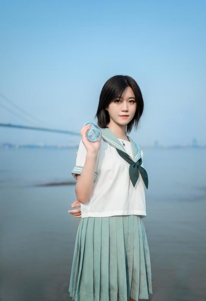 海边jk制服少女,可盐可甜清丽十足