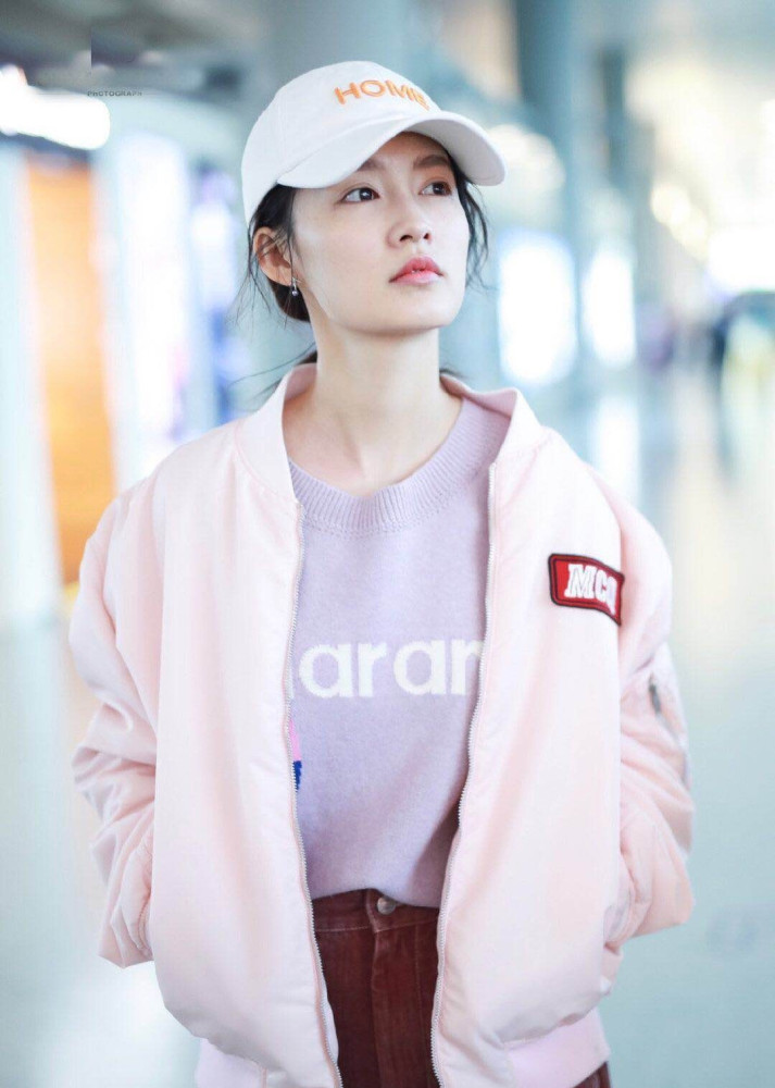 90后小花李沁机场照引领时尚新潮流