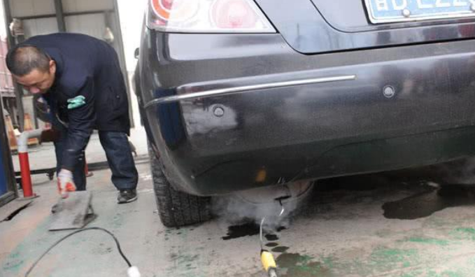 《飞驰人生》成现实,奥迪年检发动机爆缸,检测员:与我无关