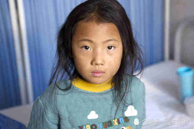 男子瘫痪后妻子离开,他如今病危,含泪欲将女儿送他人