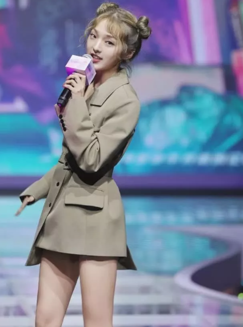 作为王思聪旗下的艺人,强东玥的实力也十分在线.