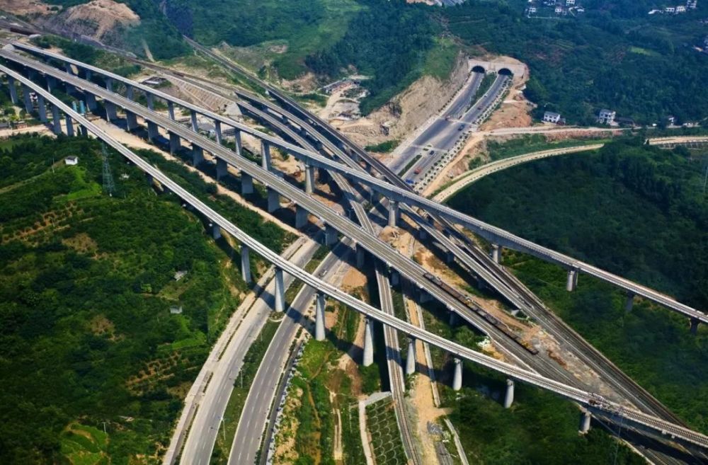 建设,城市东拓的步伐迈开,先后有近30条主次干道建成通车,峡州大道