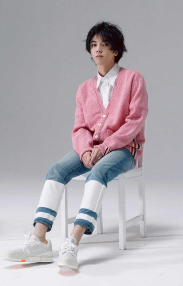 为满足粉丝要求,华晨宇第一次在演唱会上穿裙子,害羞的表情亮了