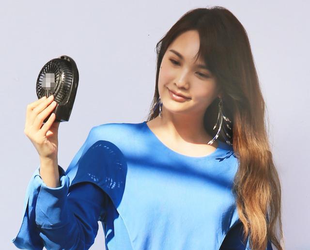 杨丞琳婚后气质大变 蓝色缎面长裙优雅又高级 少女1s变贵妇 腾讯新闻