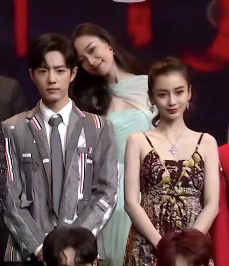 知情人称倪妮是肖战迷妹,看到他就很开心,两人"错位照"有点甜