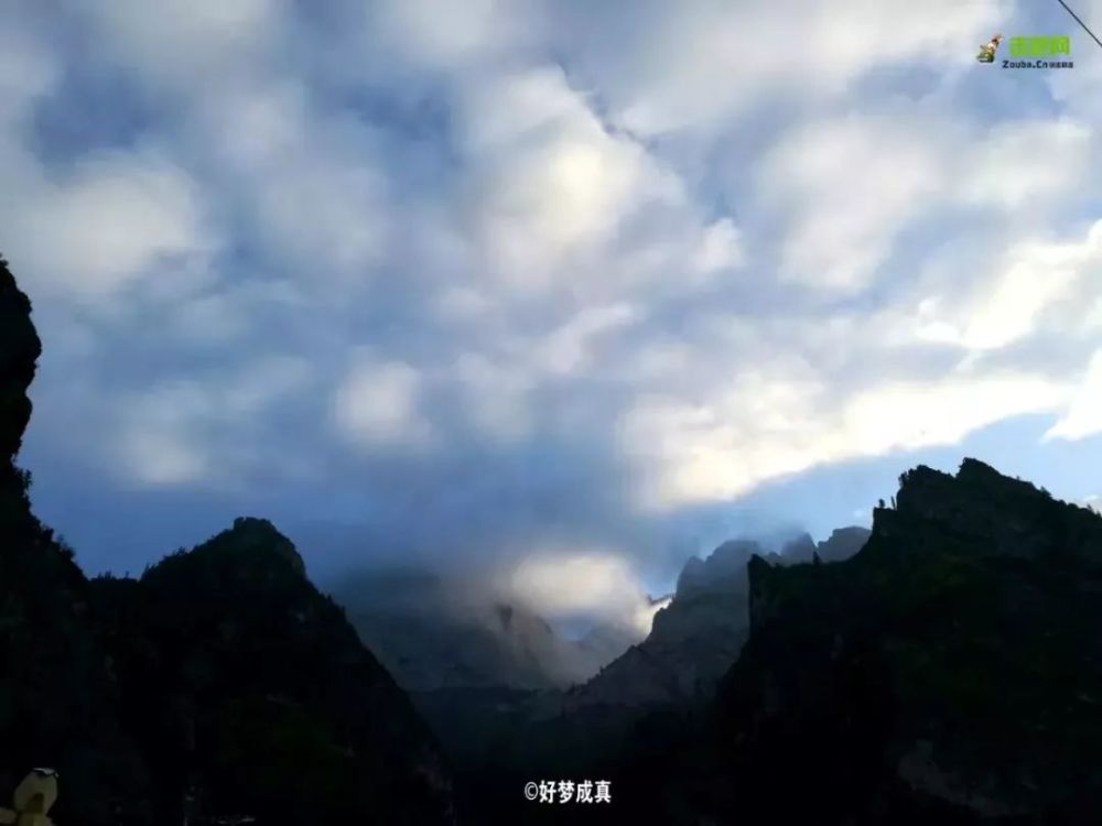 地形既像一座规模宏大的巨型宫殿,又似天然岩