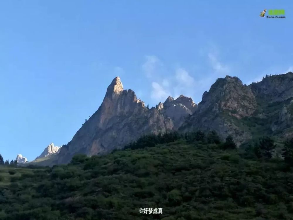 地形既像一座规模宏大的巨型宫殿,又似天然岩