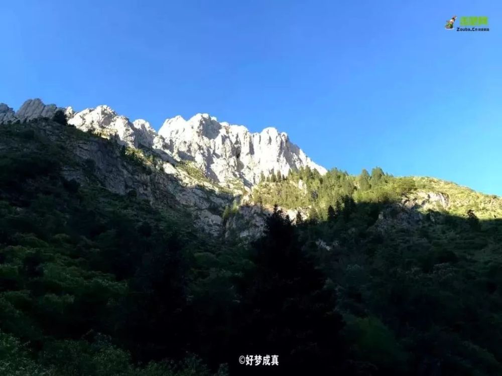 地形既像一座规模宏大的巨型宫殿,又似天然岩