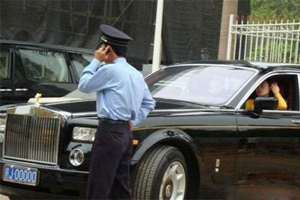 气功大师王林曾有多壕开千万豪车拥有最牛车牌还配女司机