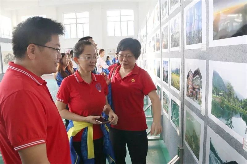 茂名市行知中学师生艺术作品展为创文创卫添色