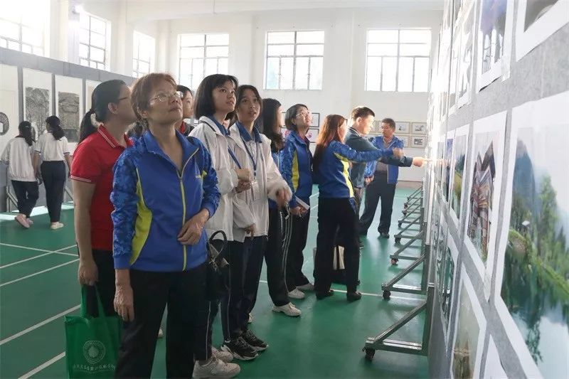茂名市行知中学师生艺术作品展为创文创卫添色