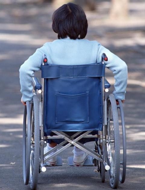 32岁女儿四肢瘫痪,母亲用过量药物和酒精毒杀了她