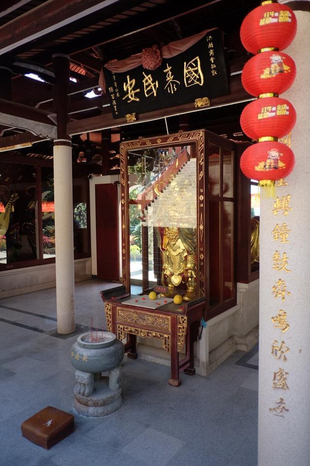 灵应寺又名灵应岩,紫帽岩,位于福建省泉州市南安市洪梅镇境内瑁山南麓
