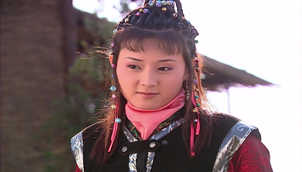 周莉扮演的古装美人,白艳烛冷艳,张巧嘴明媚,叮叮当当古灵精怪