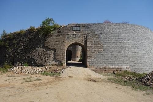 新城与旧城连成一体,呈月牙状,故有月牙城之称,河北永平府城墙