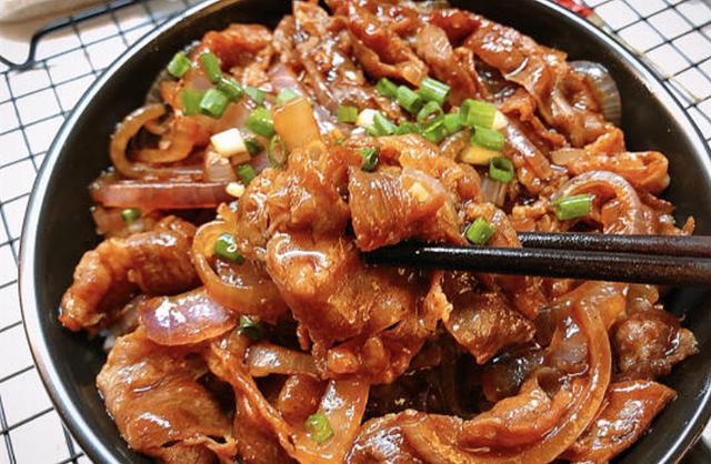 好吃到舔盘的「秘制洋葱炒肥牛」,这样炒多吃两碗米饭