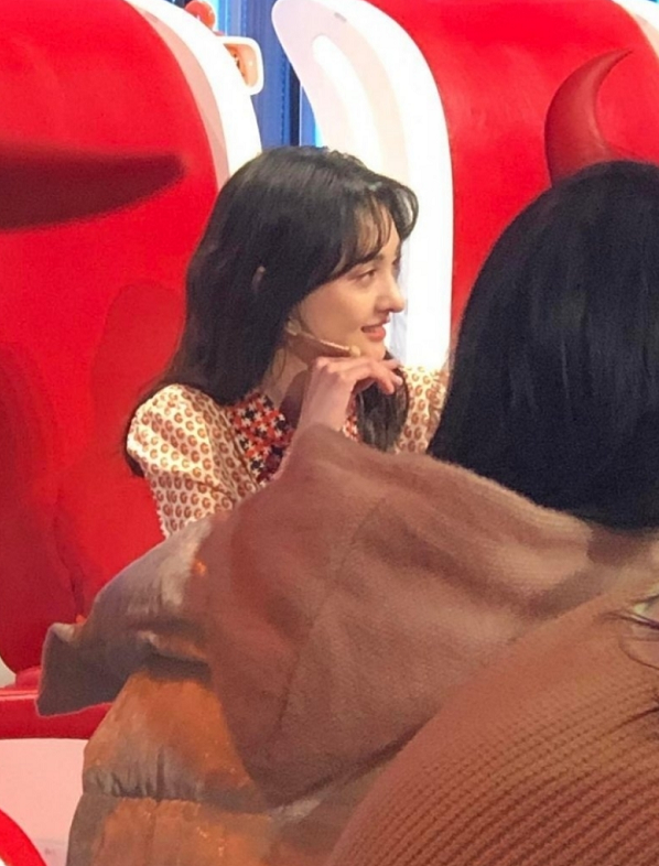 "国民初恋"郑爽录制《春晚直通车》,看到她的大长腿,终于相信直男审美