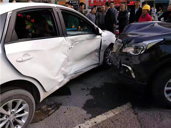 重庆一路口两车剧烈碰撞4人受伤车损严重