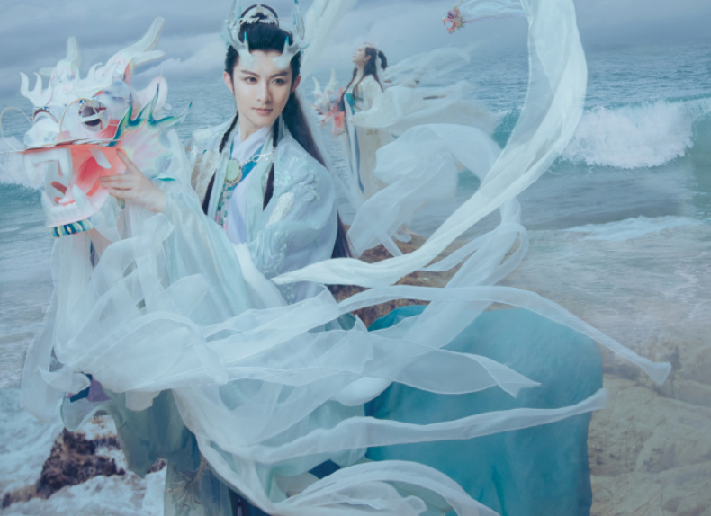 小哥哥cos敖丙,看到手上的配饰后,网友:这简直太出戏了吧!