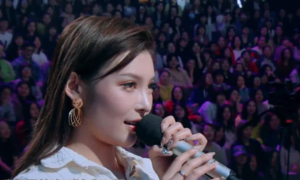 女嘉宾《天天向上》当众表白,王一博秒变表情包,网友疯狂截图