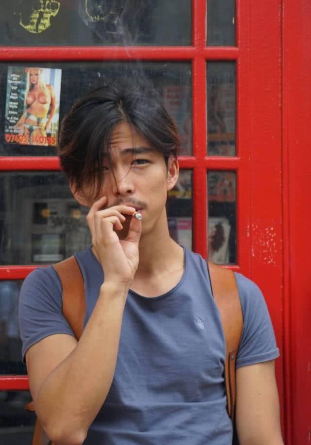 还记得《我不是药神》里的黄毛吗?换个造型,你还认识吗