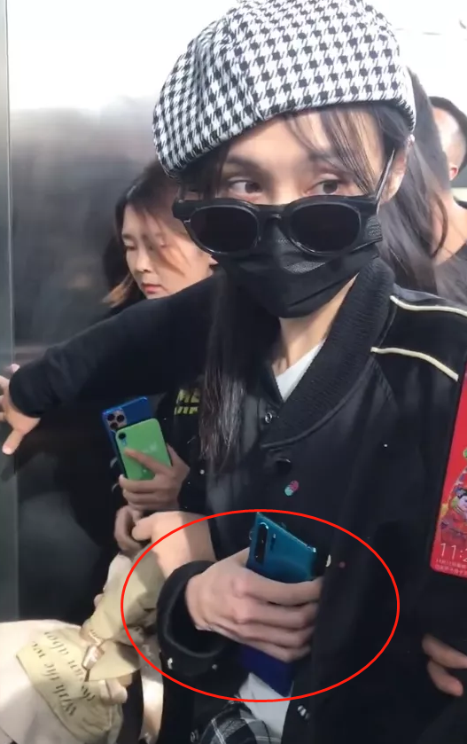 郑爽又瘦出新高度看到她瘦骨嶙峋的手这估计只有80斤了吧