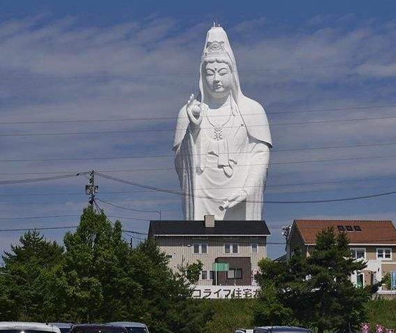 日本100米巨大观音像 当地人 感觉每天被监督 游客 有巨物恐惧症 腾讯新闻