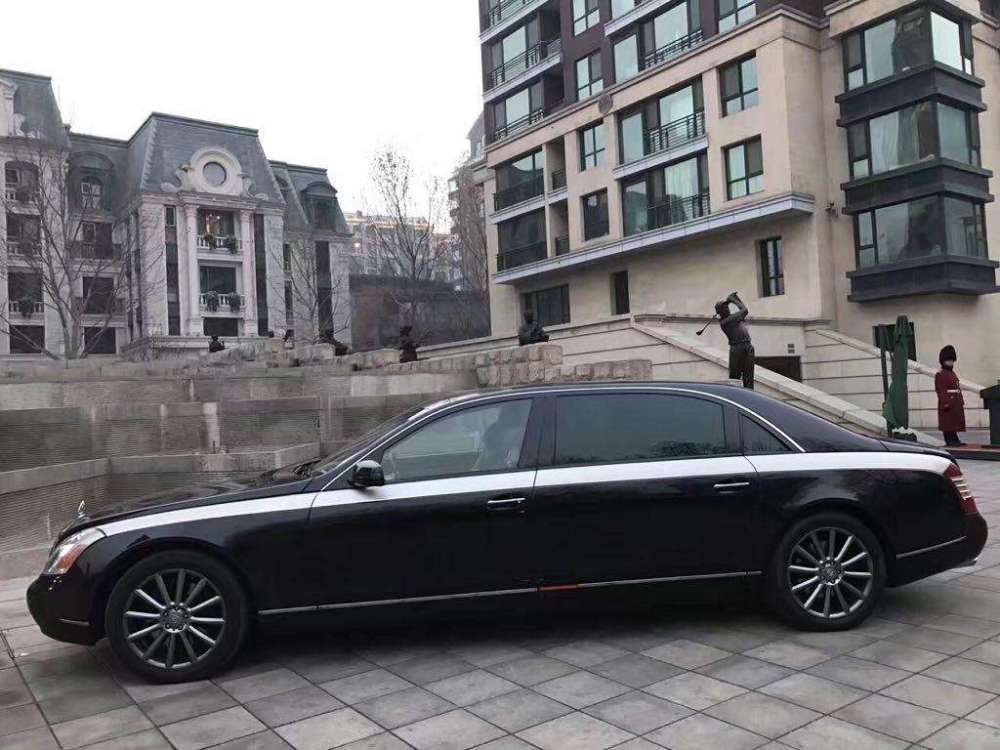 他是"香港巨富",一条裤子26万,换肾花3亿,出门就坐迈巴赫