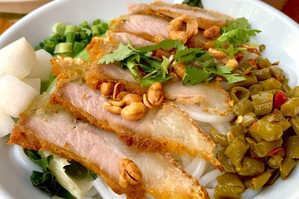 这家30年的桂林米粉,一来就看到老板在加桌,一天卖200碗