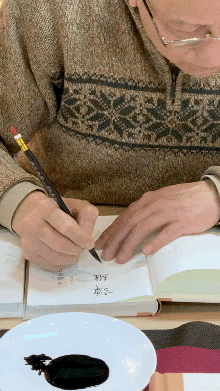 上小学就用铅笔写作业,握笔似乎不教自会:拇指与食指握笔,其他三指相