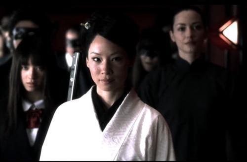 当新娘(乌玛·瑟曼饰)带着特制的服部半藏剑出现在蓝叶之家时,她与