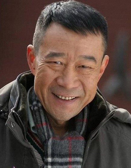 霸气老戏骨王劲松公开质疑流量明星上热搜官媒点名怒赞力挺他