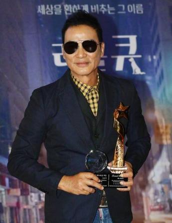 任达华伤势痊愈!现身首尔参加《小q》试映会,双手比心很有创意