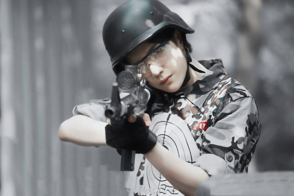 有一种"心脏暴击"叫王一博军装,看到他拿枪的样子,停止散发魅力吧