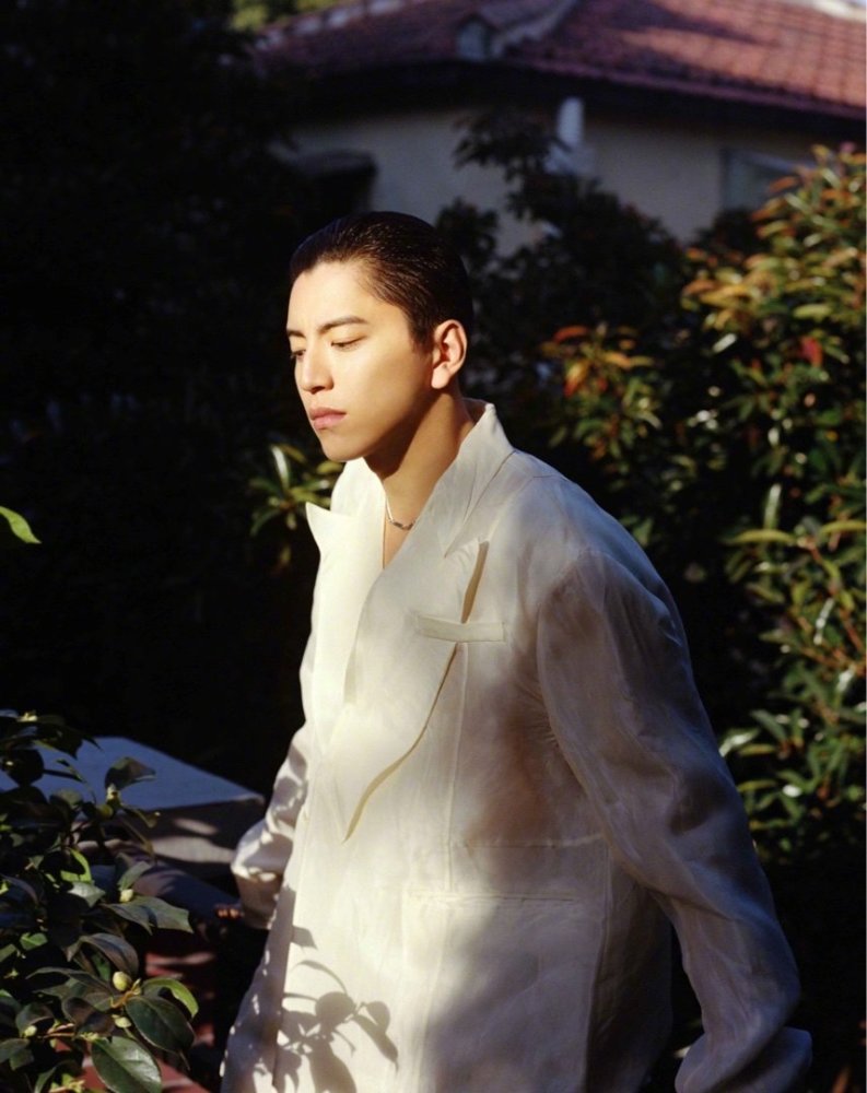 王大陆挑战复古油发背头,"美人尖"的"小心机"你发现了么