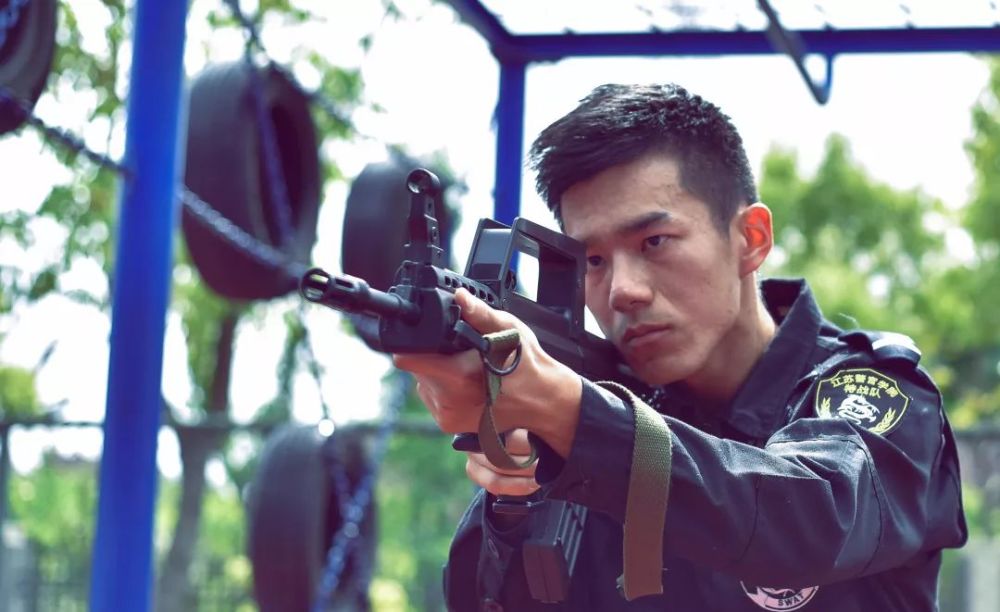 放下手机警校生的手里有什么