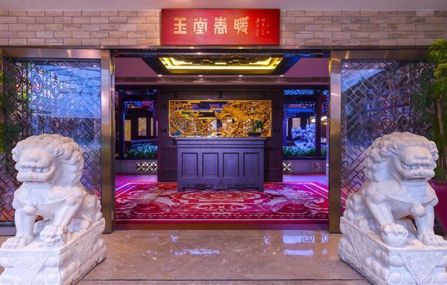 酒店,英国伊丽莎白二世曾造访,老布什和夫人也曾下榻,玉堂春暖便是它