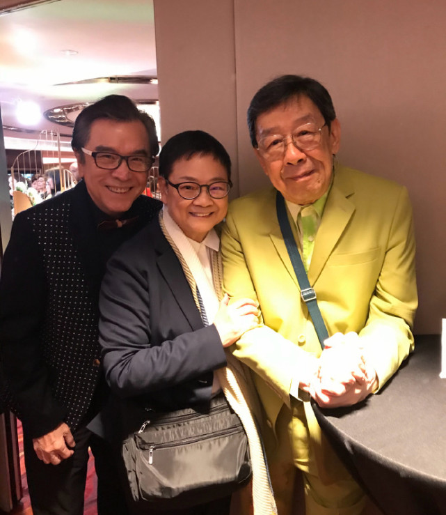 唐鹤德出席任剑辉逝世30年纪念会他穿帅气西装和女友人紧紧拥抱