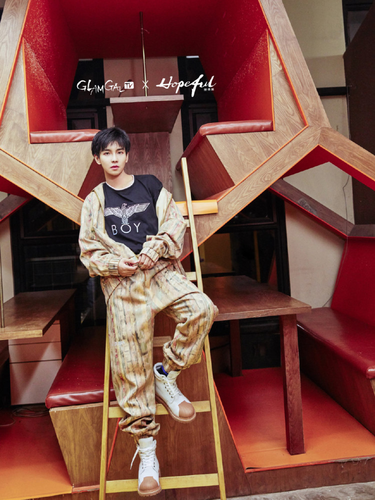 于斌和郑繁星合体拍大片,运动装穿出时尚感,解锁新式"叔侄装"