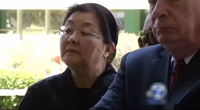 李薇和弟弟,母亲李继红和继父姚刚一起搬到了加州硅谷,2000年成为美国