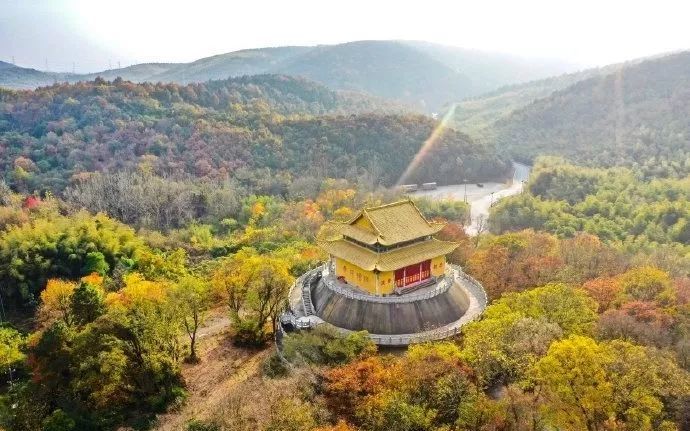 莊重而又威嚴漫山叢林包裹下的無想寺從空中向下俯視圖源:微溧水格外