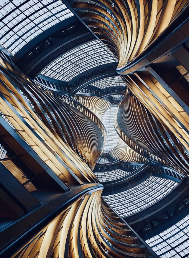 【有益思】扎哈·哈迪德:上帝的曲线,建筑界的"女王"