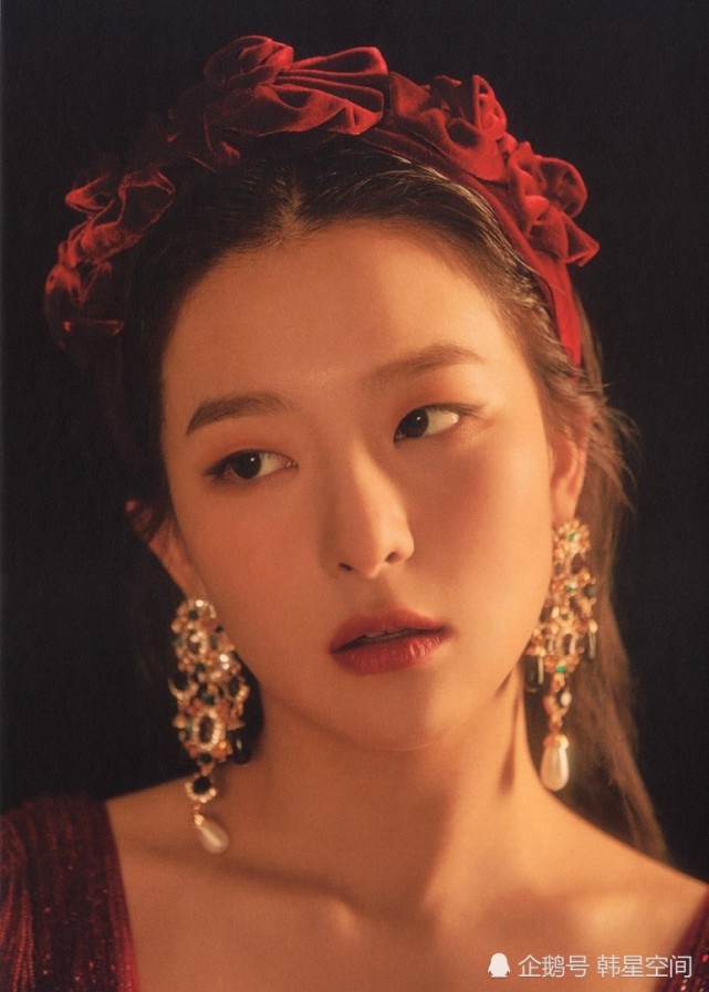 傲娇公主气质爆棚的队长irene(裴珠泫),上挑的猫眼眼线极具魅惑, 她的