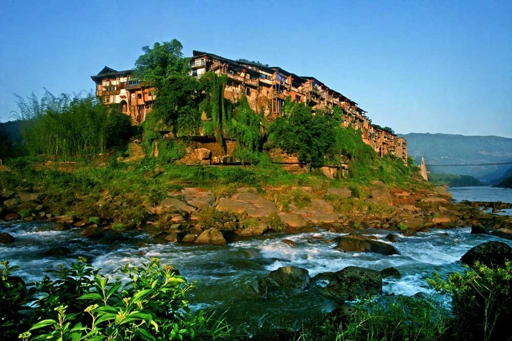赤水河畔的神奇古镇,吊脚楼建在悬空峭壁之上,千年军商古城堡