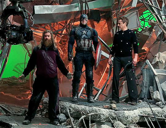 老不正经!大战将至锤哥还在尬舞,钢铁侠很无语