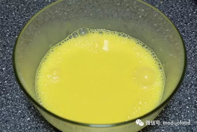 第8步:搅拌好的蛋黄牛奶,颜色发黄,已经混合均匀
