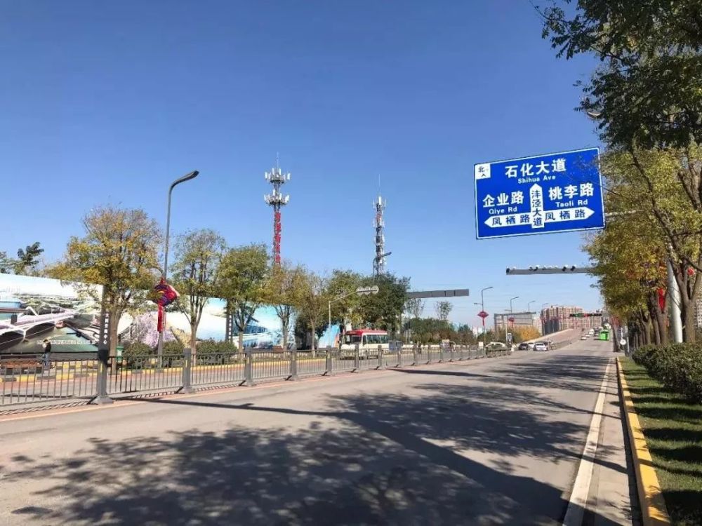 完善,处于十字路口,紧邻两条大路,且与沣泾大道和泾渭大道都比较近,无