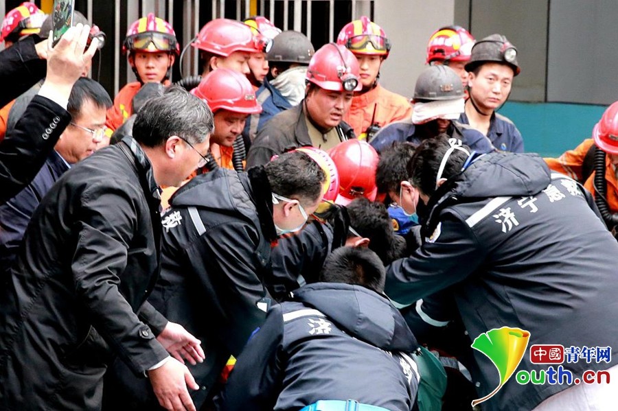 山东济宁梁宝寺煤矿火灾事故被困11名矿工全部获救