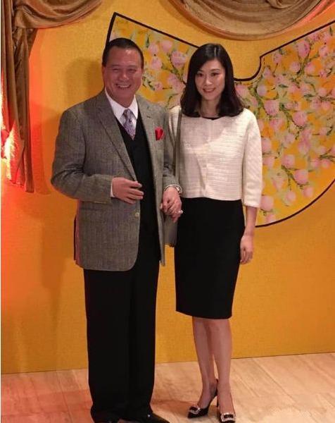 万梓良|63岁的万梓良出席曾志伟老婆的公祭活动！苍老的样子让人心疼