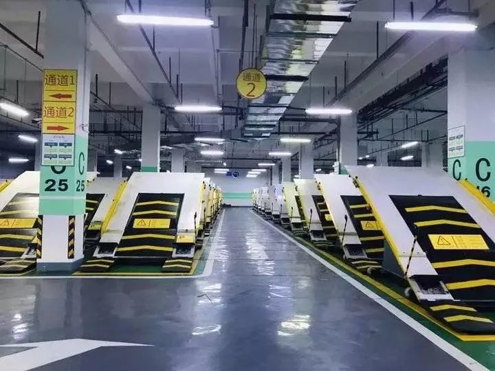 该智能停车系统的重庆盛捷高科技公司总经理介绍,改造一个车库,平摊到